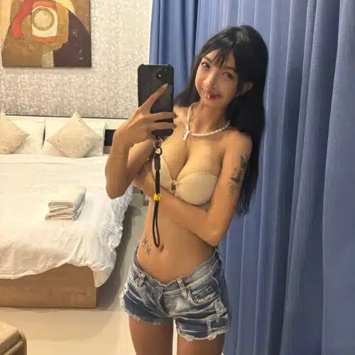 Cindy – junges Asian Girl in roter Lingerie auf OnlyFans