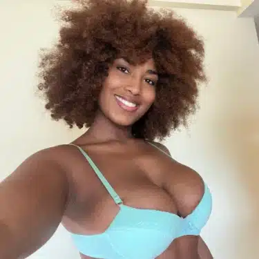 Laila – selbstbewusste dominikanische Black Queen auf OnlyFans