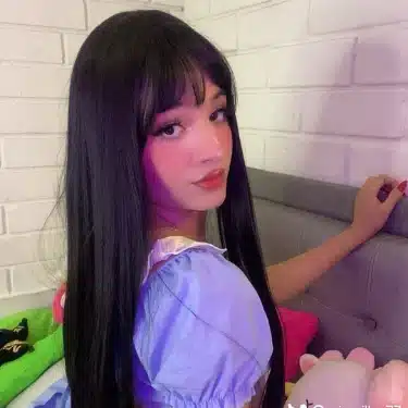 Mia – schüchternes 18-jähriges Tgirl in rotem Bikini auf OnlyFans